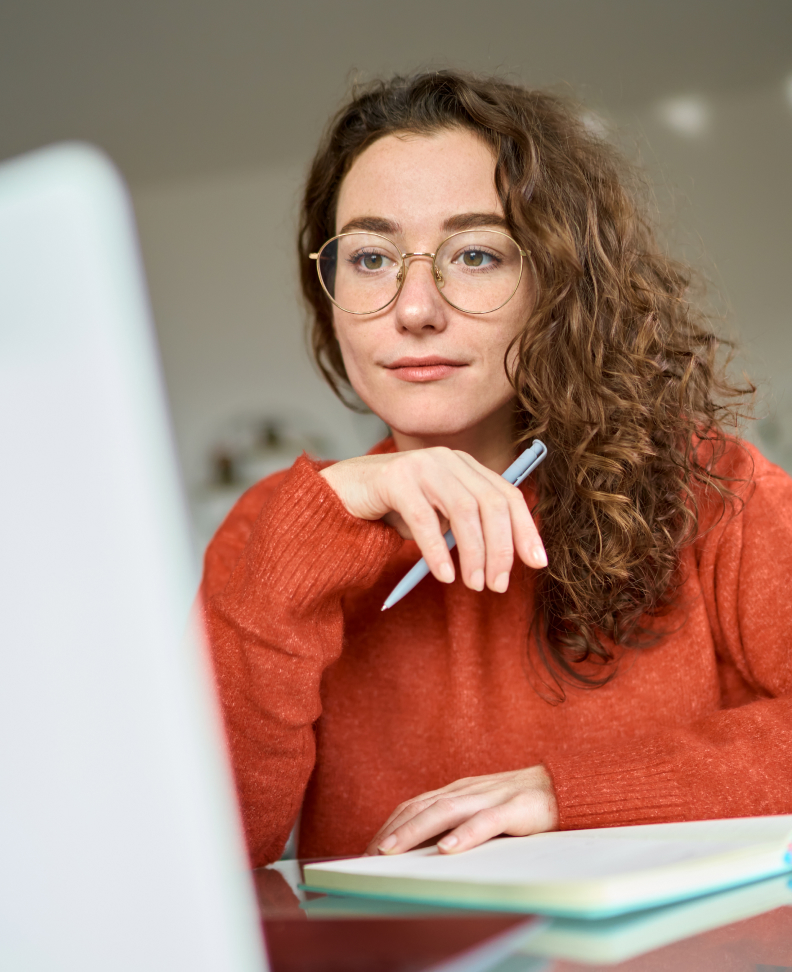 Profesional configurando una plataforma e-learning compatible con FUNDAE para formación bonificada