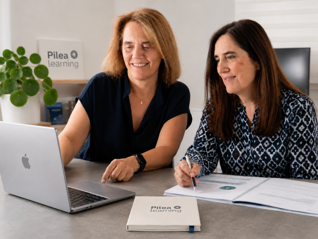Marta i Glòria, l’equip de Pilea Learning — especialistes en gestió FUNDAE i plataformes e-learning per a formadors